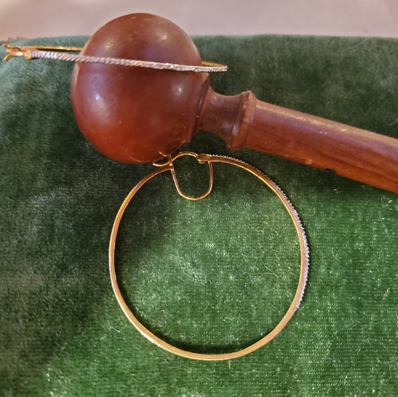 Oval shaped gold and crystal earrings - Picture 2 of 2